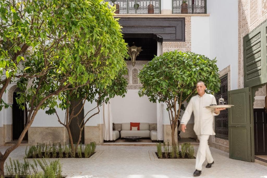 Un des patios plantés d'orangers, au service du thé