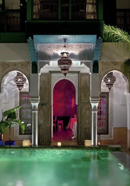 La piscine chauffée de sept mètres, au soir, sous les arches