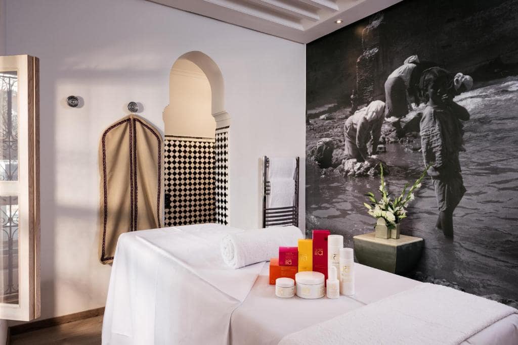 Une cabine de soin du spa, sur fond de photographie berbère