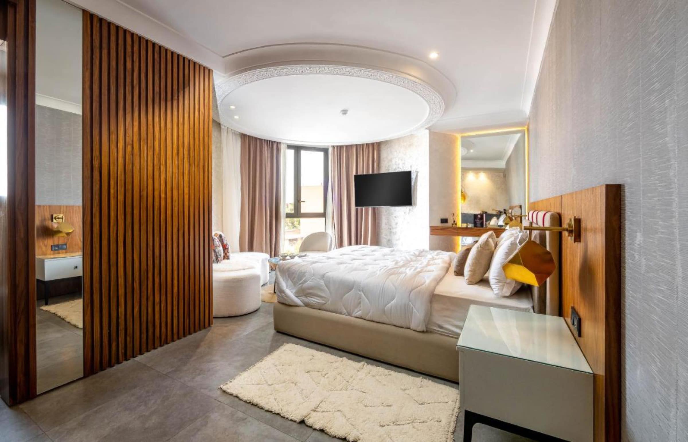 Une chambre contemporaine, bois cannelé et corniche ronde