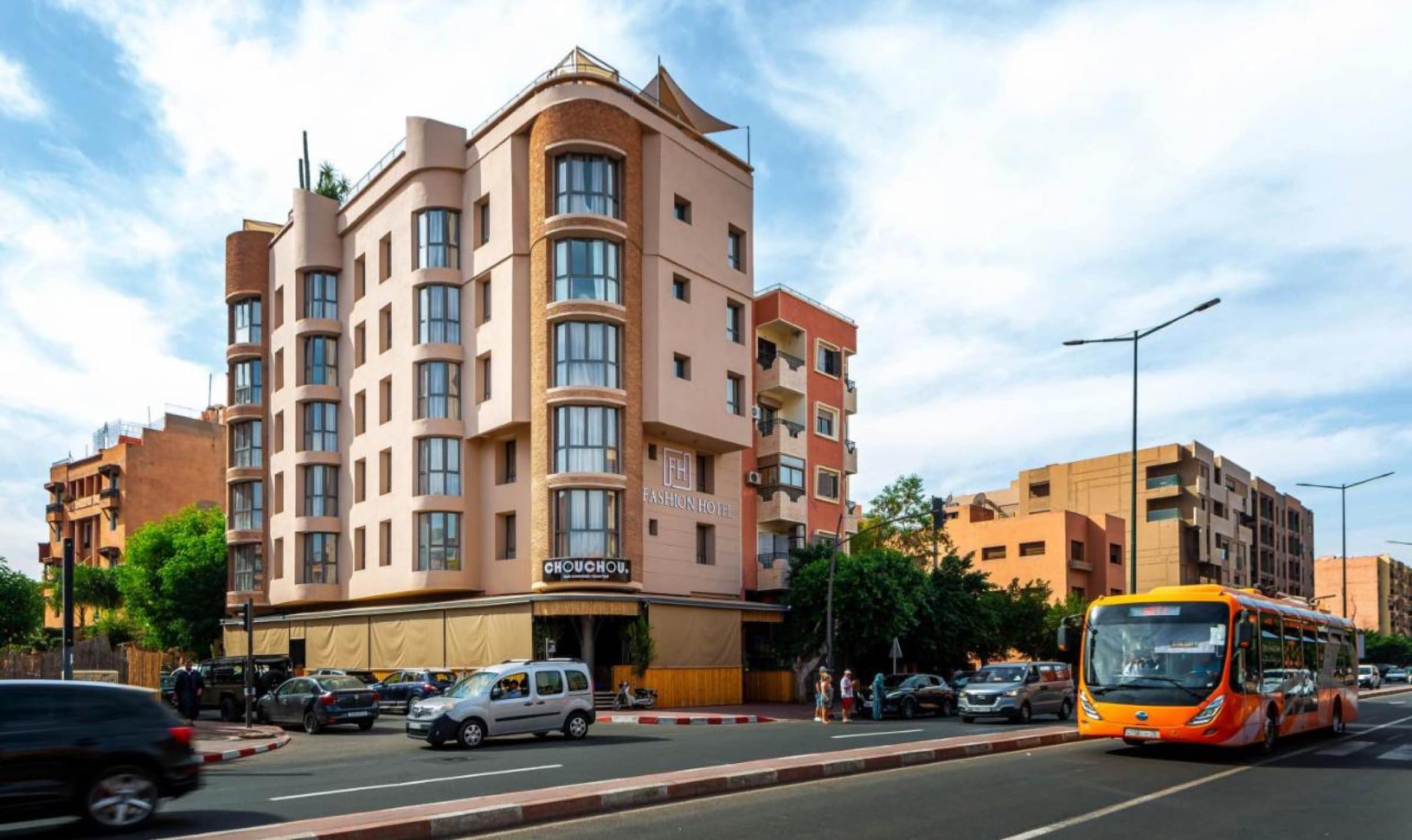 La façade sur l'avenue Hassan II et le restaurant Chouchou