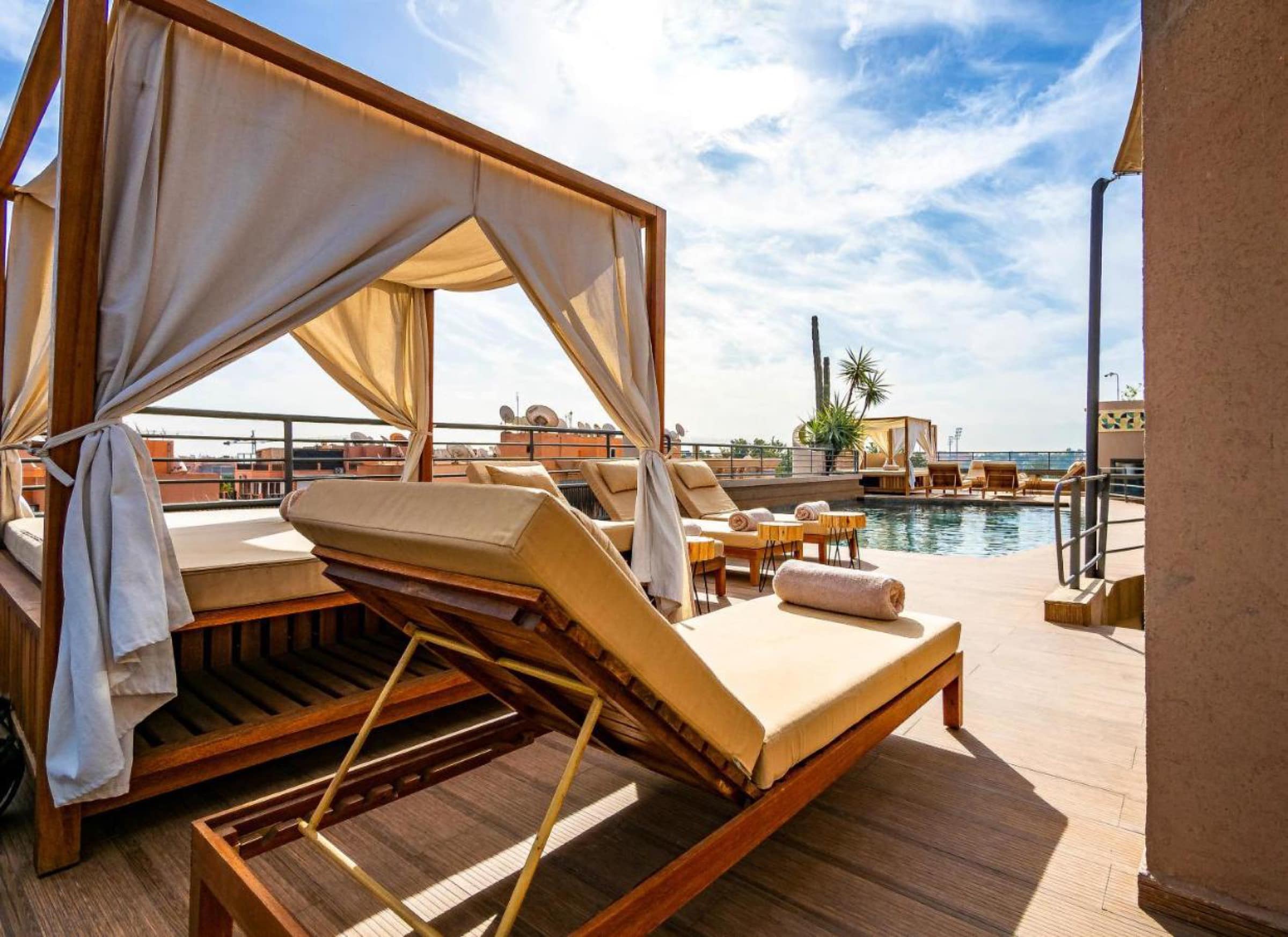 Le solarium du toit, lits à baldaquin et transats au soleil