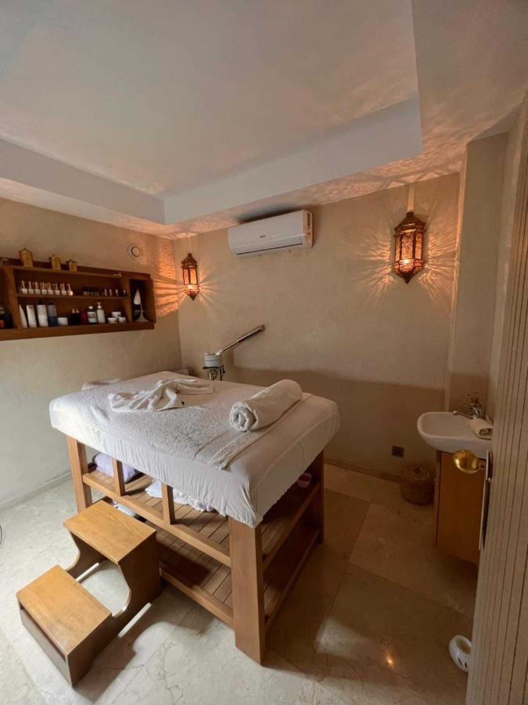Une cabine du spa, table de massage sous lanternes