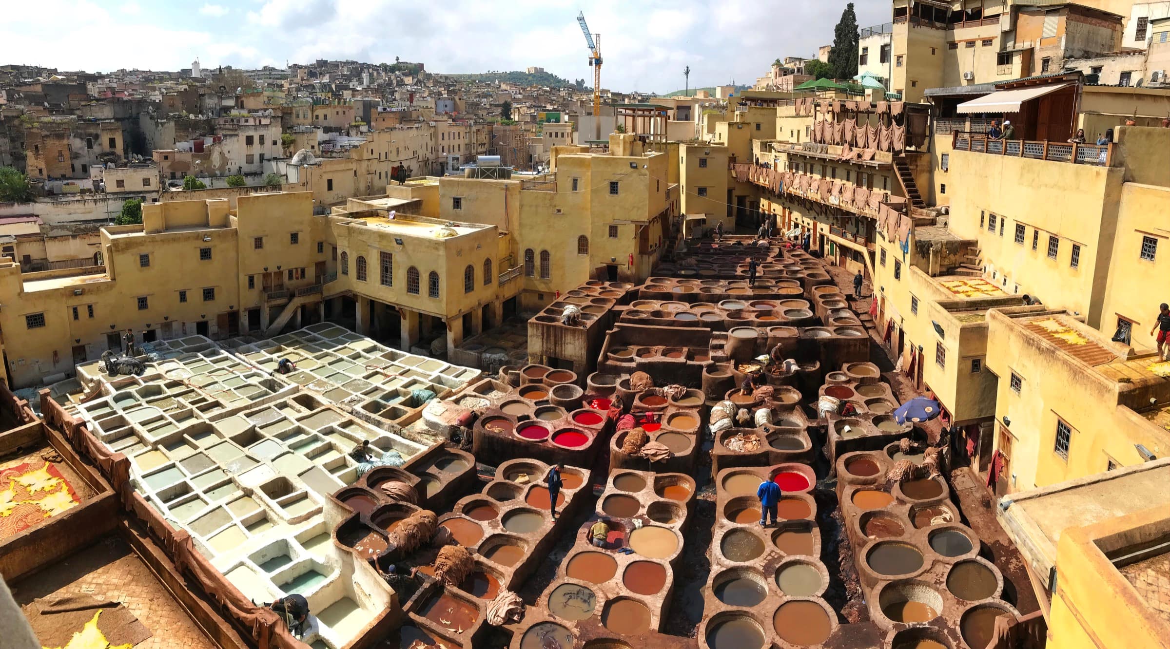 Bassins colorés des tanneries Chouara à Fès vus depuis les terrasses