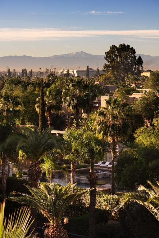 L'Atlas enneigé par-dessus les jardins du resort