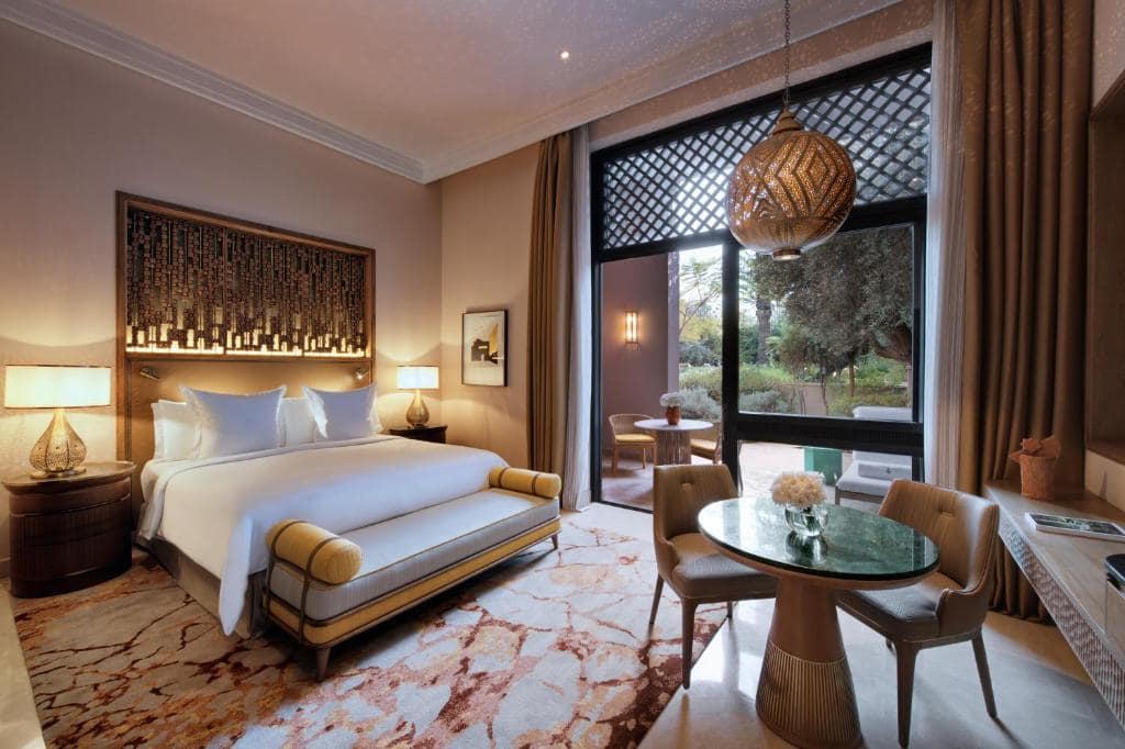 Une chambre ouverte sur le jardin, lanterne ciselée et baie à moucharabieh