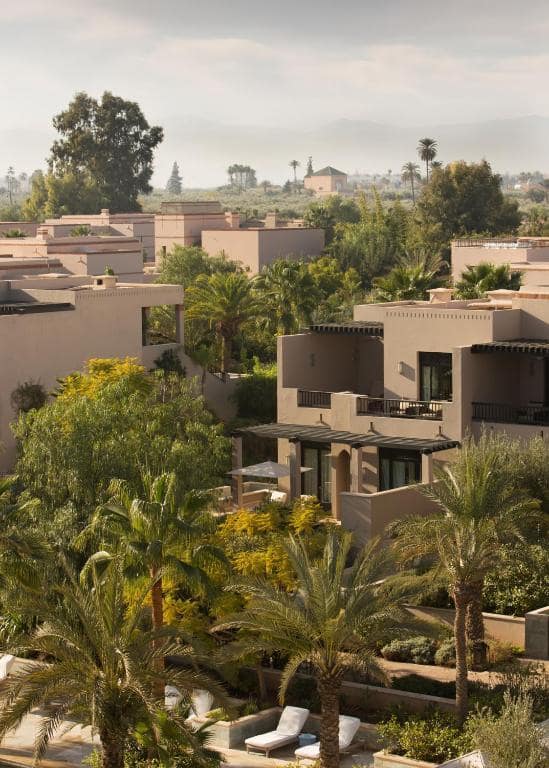Les pavillons bas en pisé, dispersés dans la palmeraie