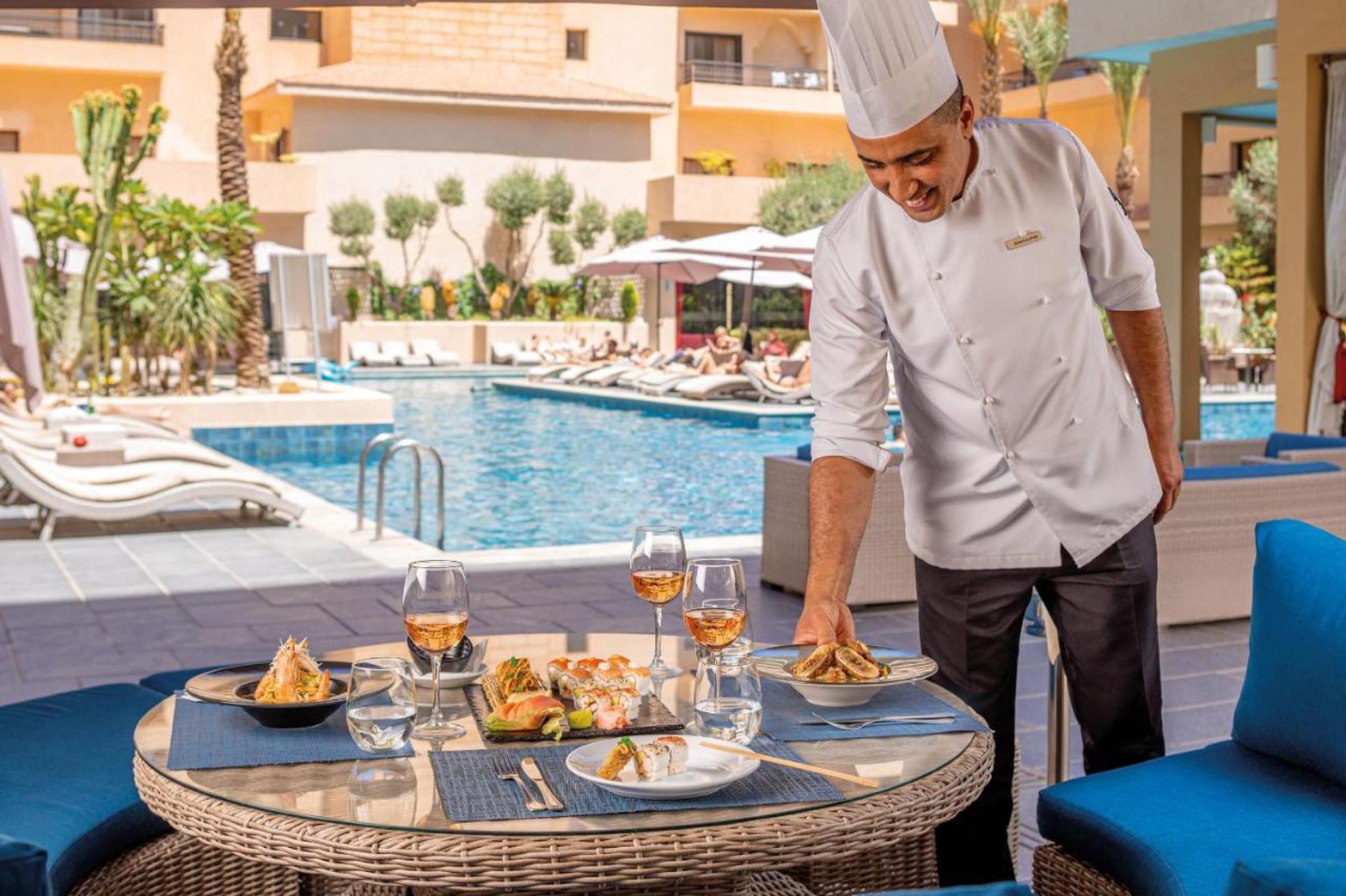 Le déjeuner servi au bord de la piscine