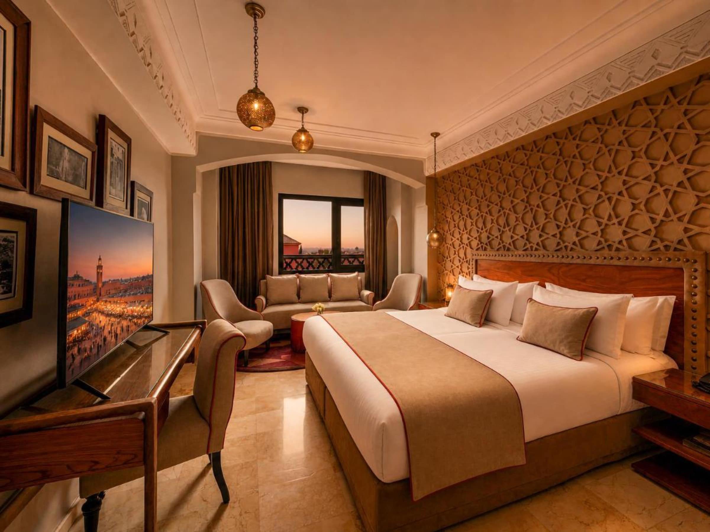 Une chambre à tête de lit en zellige, vue médina