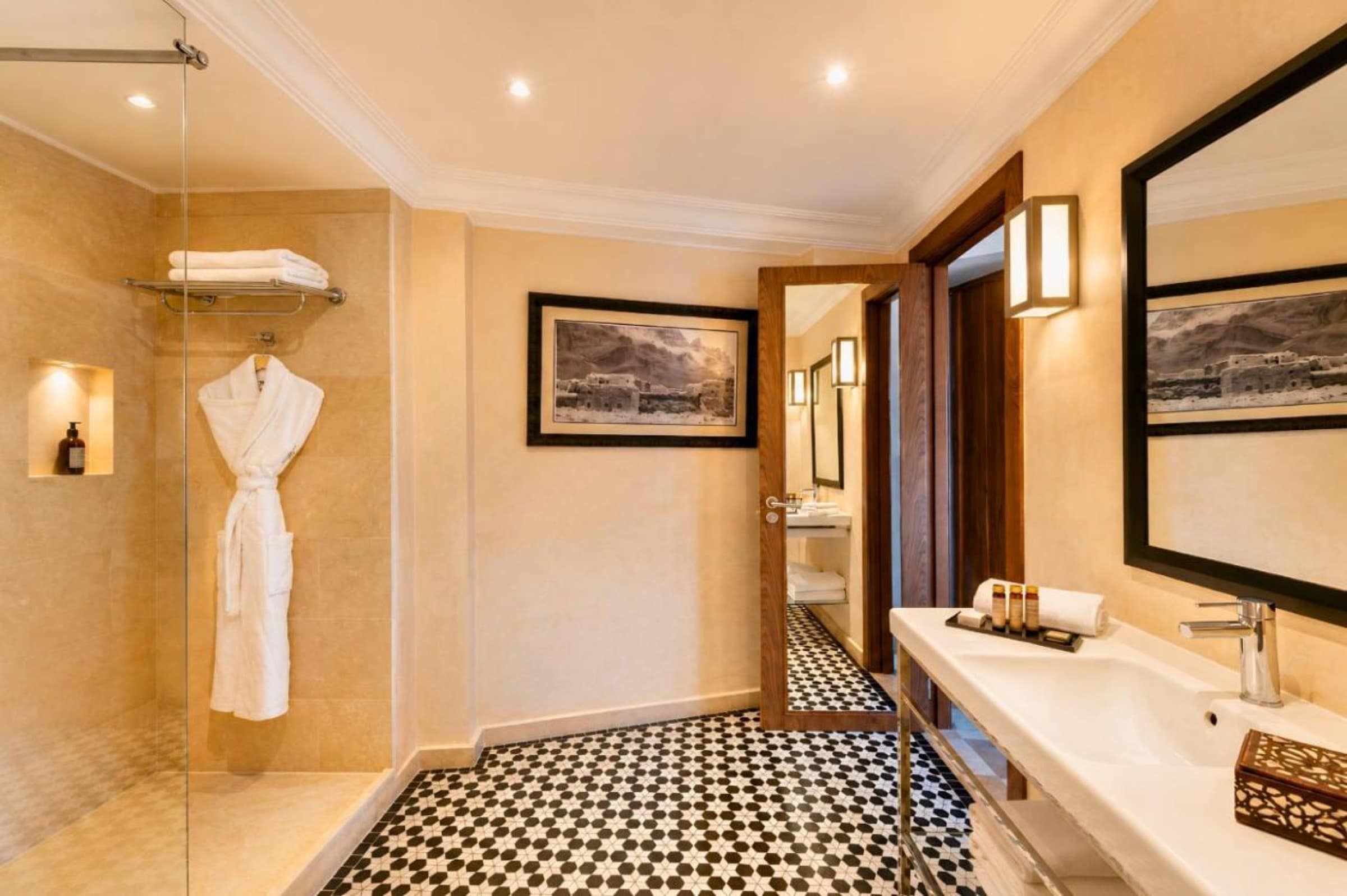 Une salle de bains en marbre, sol de zellige