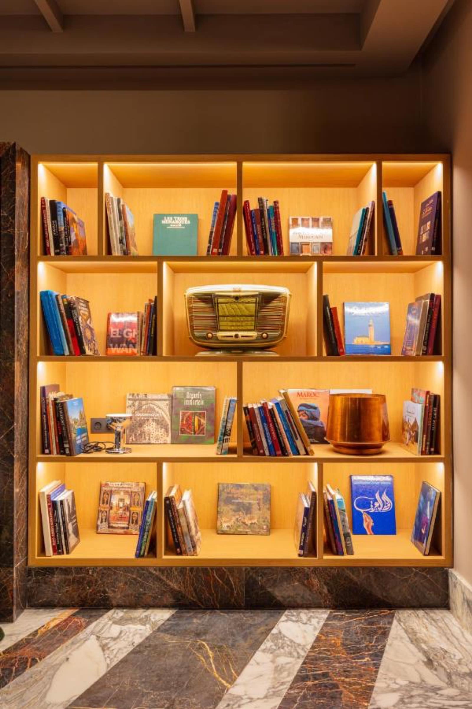La bibliothèque du hall, radio vintage