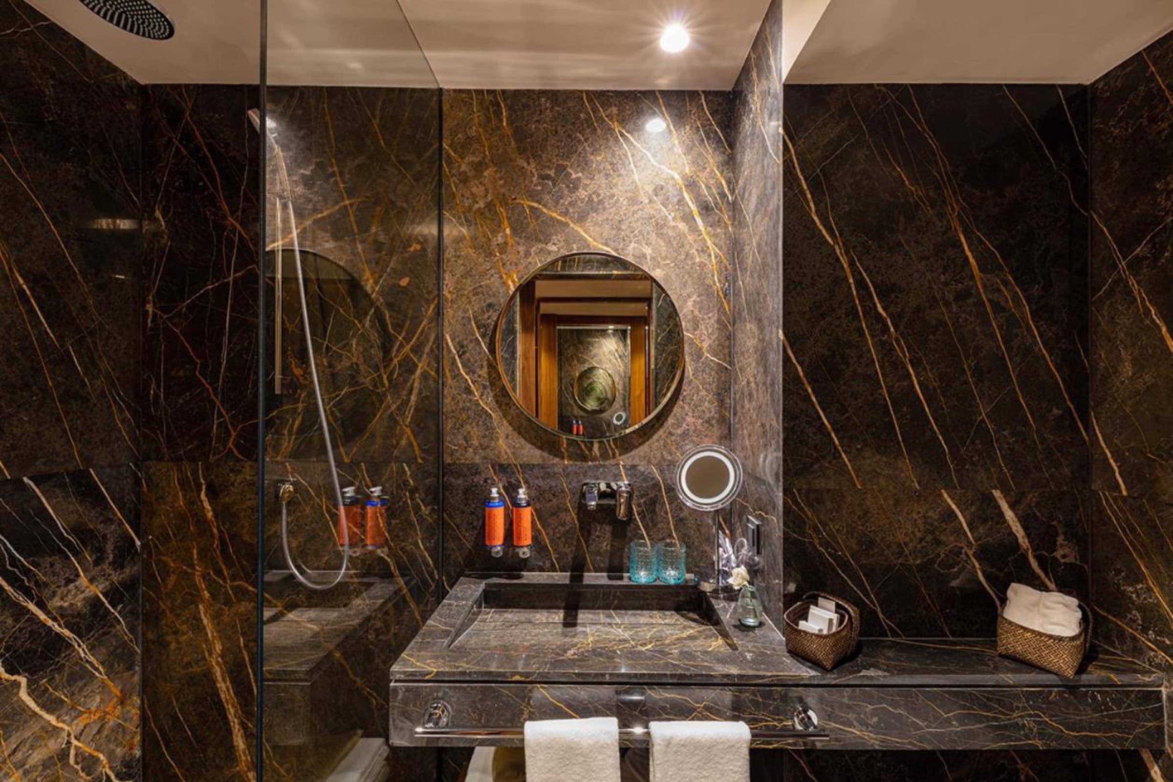 Une salle de bains en marbre sombre