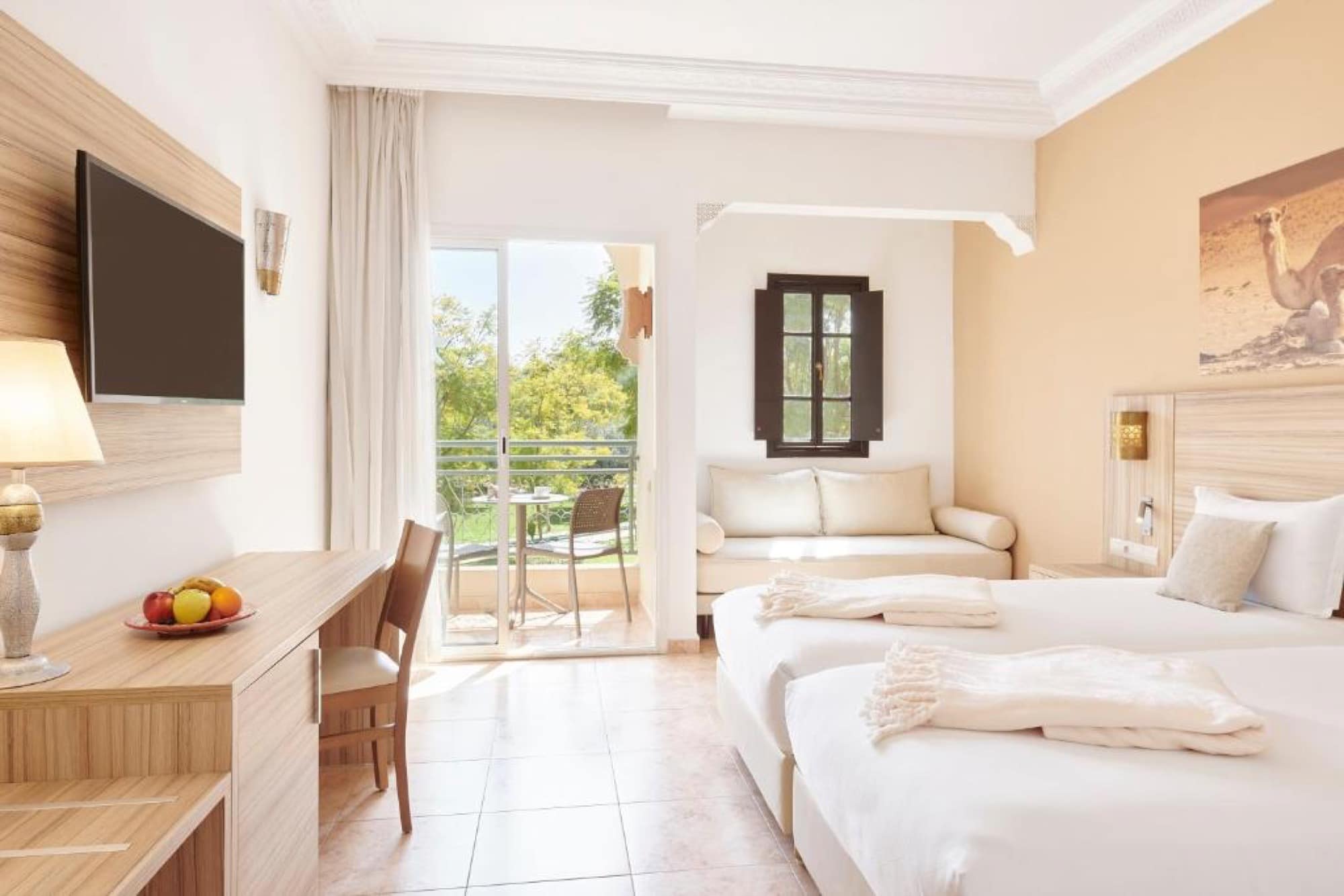 Une chambre avec balcon ouvert sur les jardins