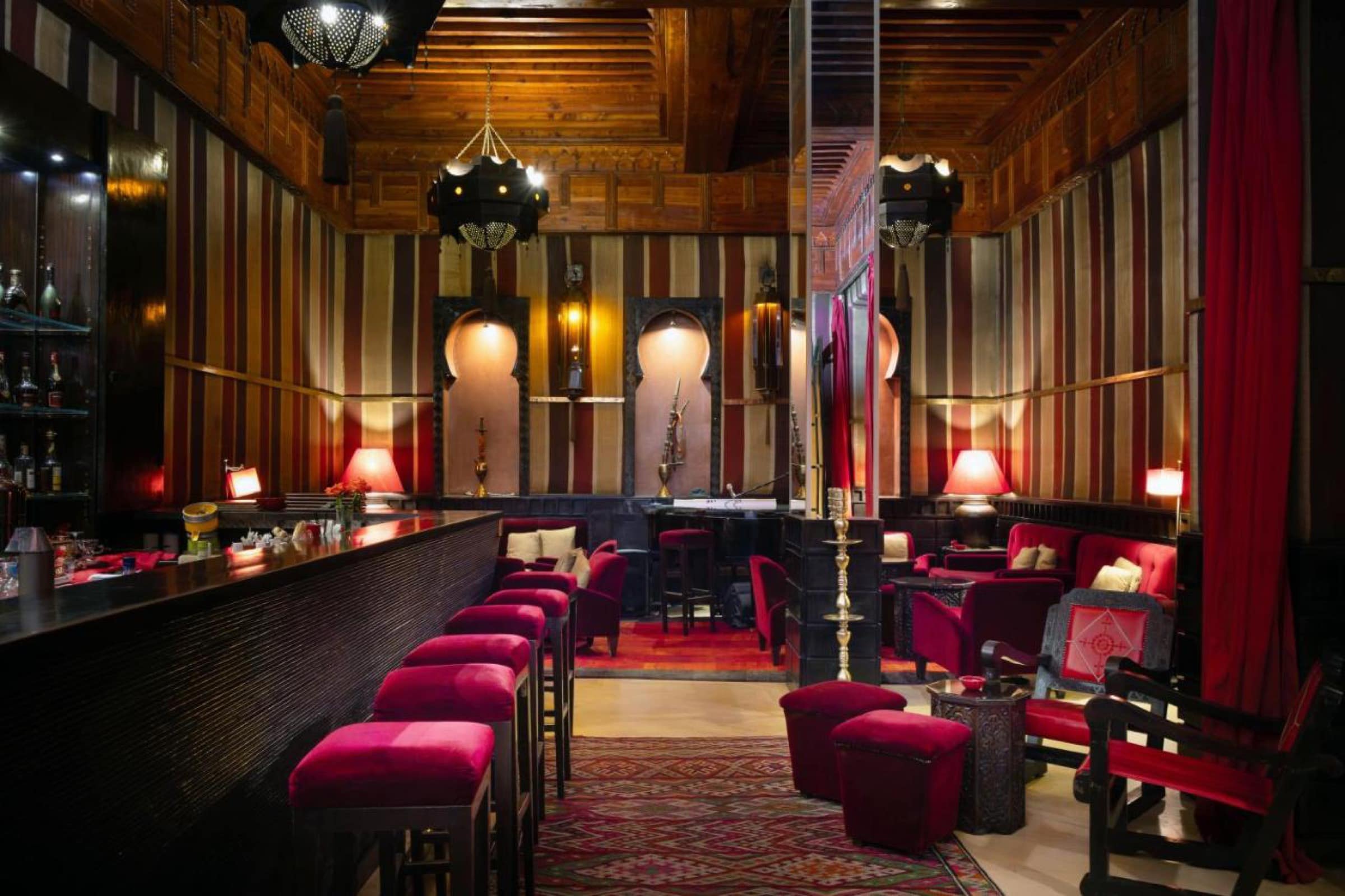 Le bar, velours rouge et arcs mauresques