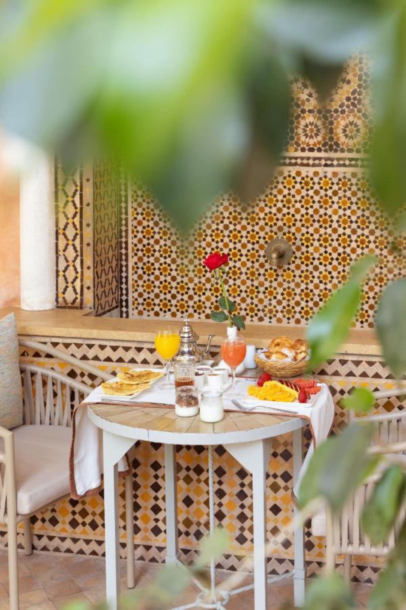 Le petit-déjeuner servi sur un patio de zellige