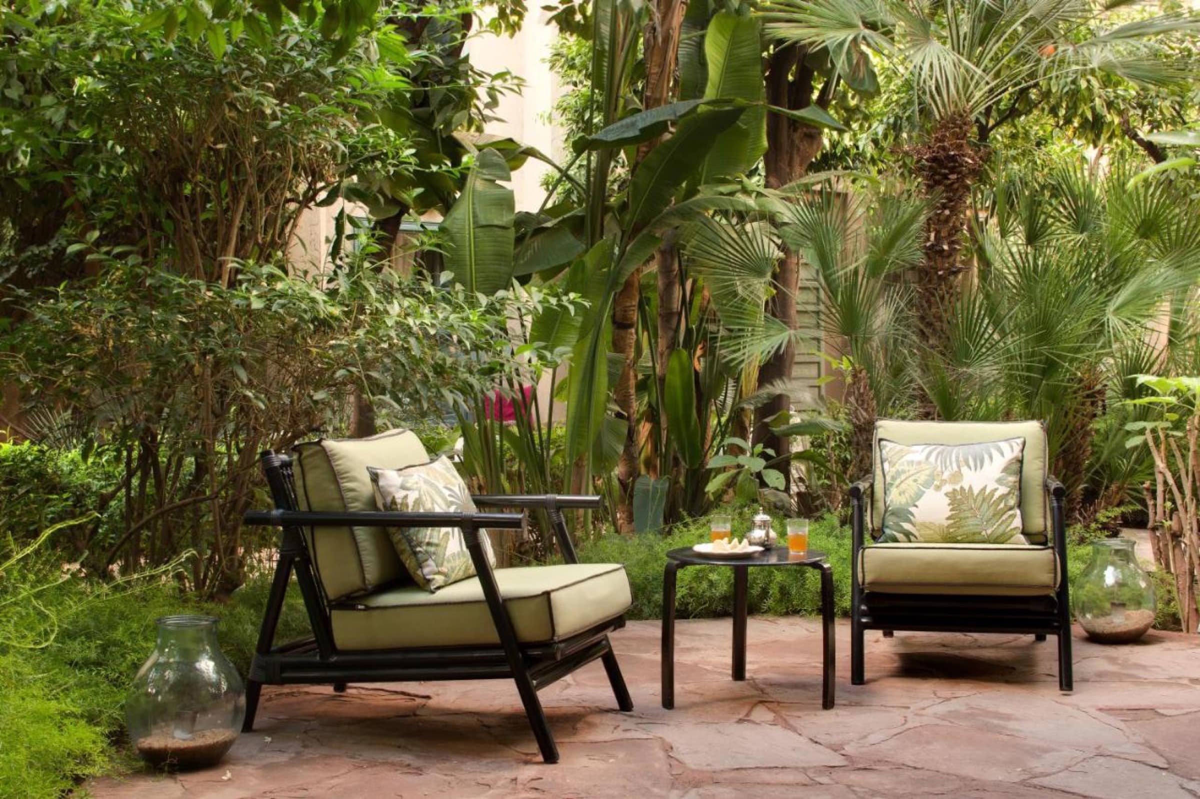 Un salon de jardin, sous les grands arbres