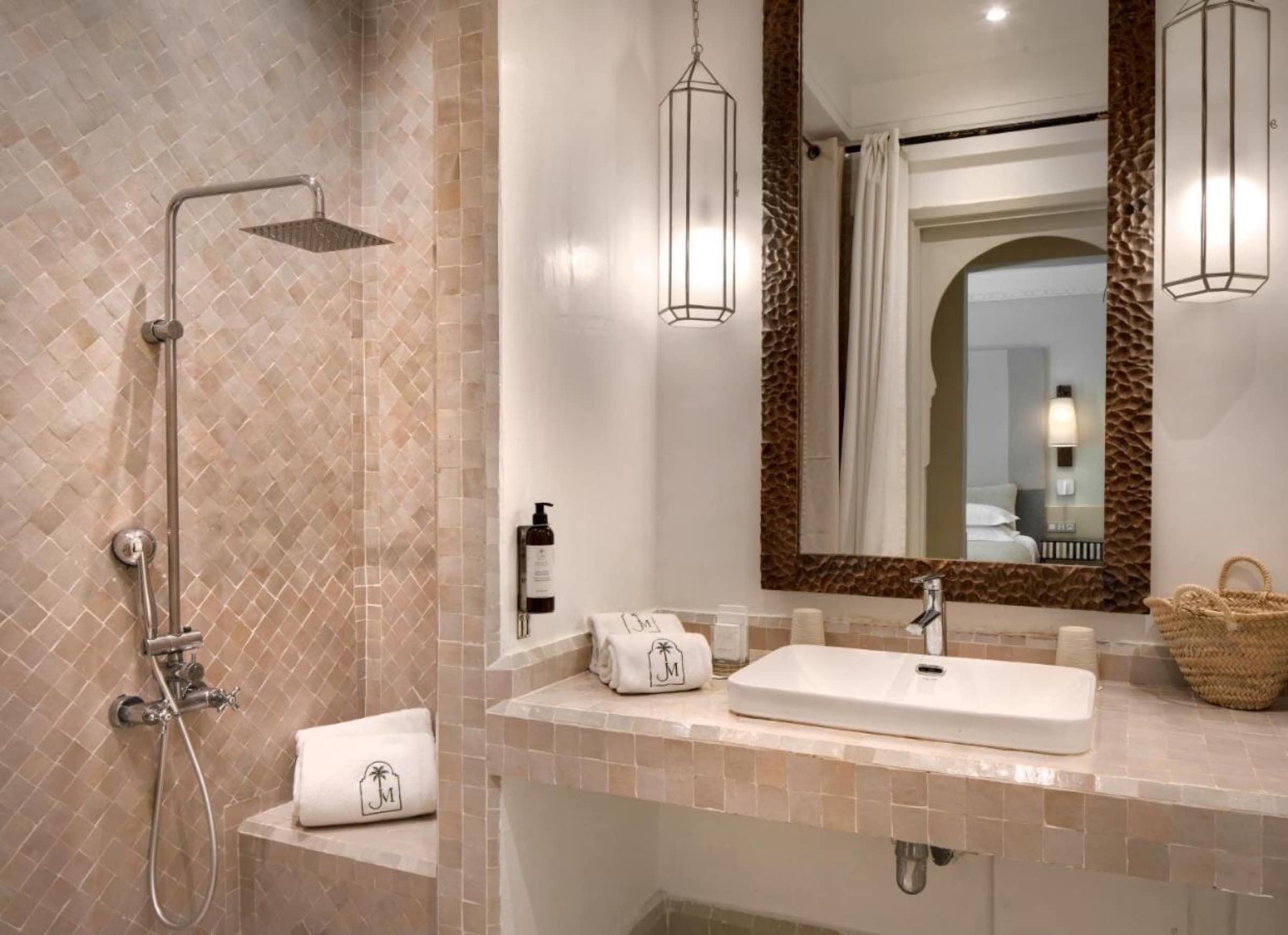 Une salle de bains en tadelakt, miroir martelé