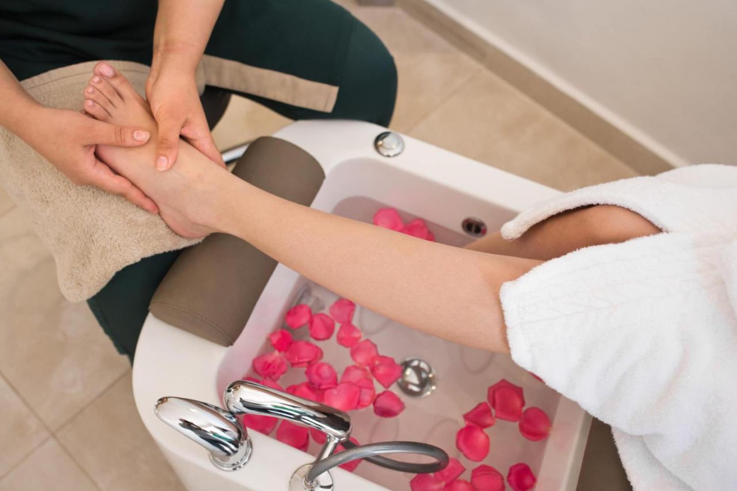 Un soin au spa, bain aux pétales de rose
