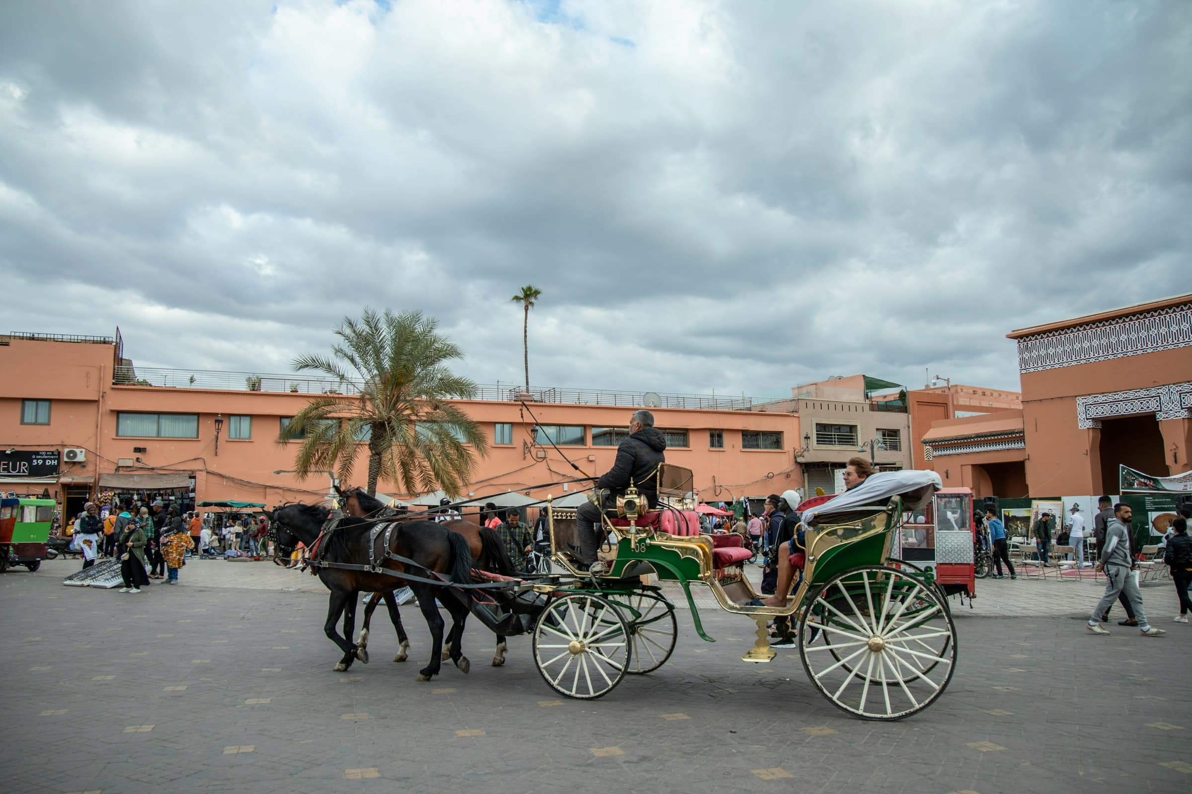Calèches à cheval en ligne sur la place Jemaa el-Fna, jour