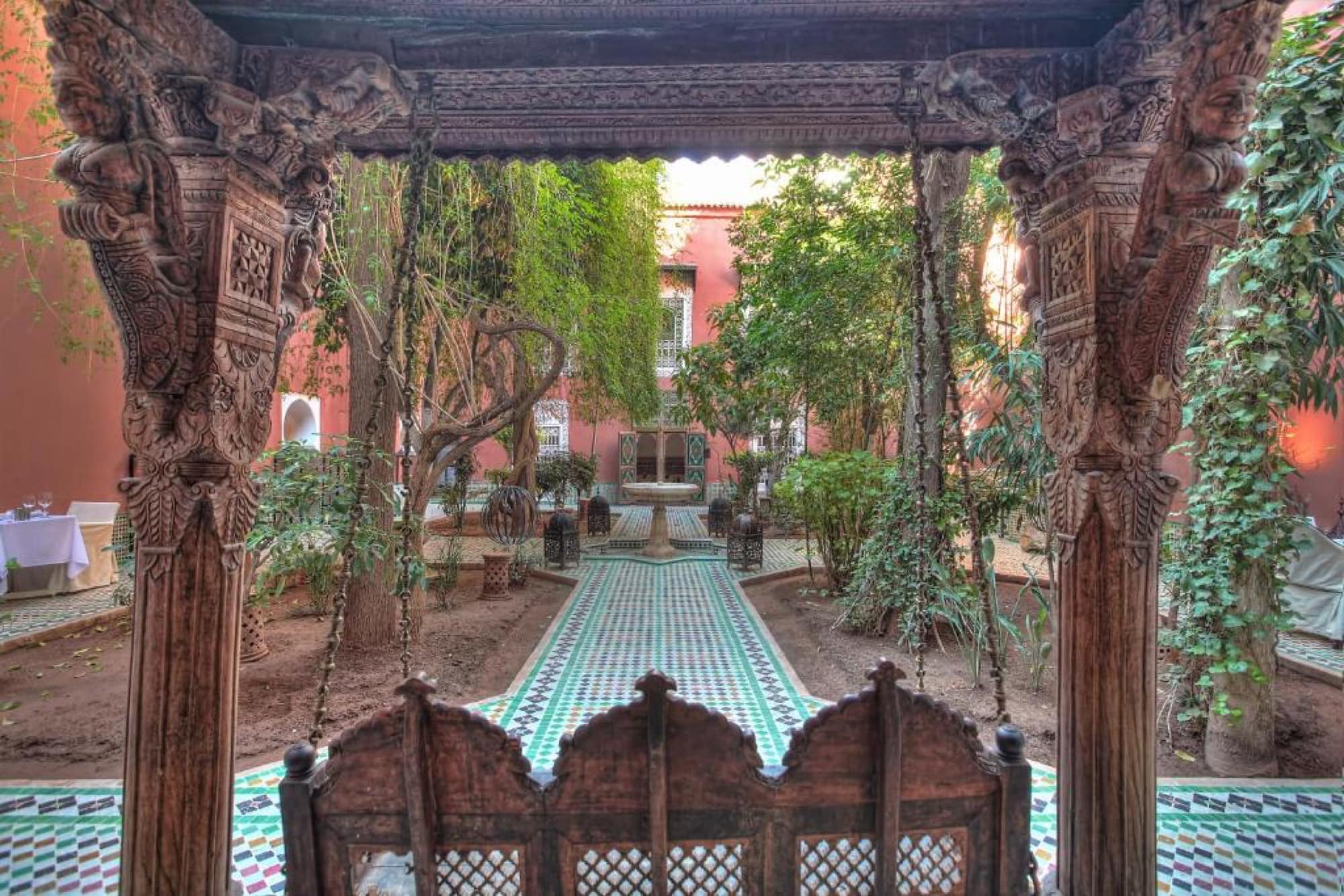 Le grand patio planté et sa fontaine, vus sous l'arche de cèdre