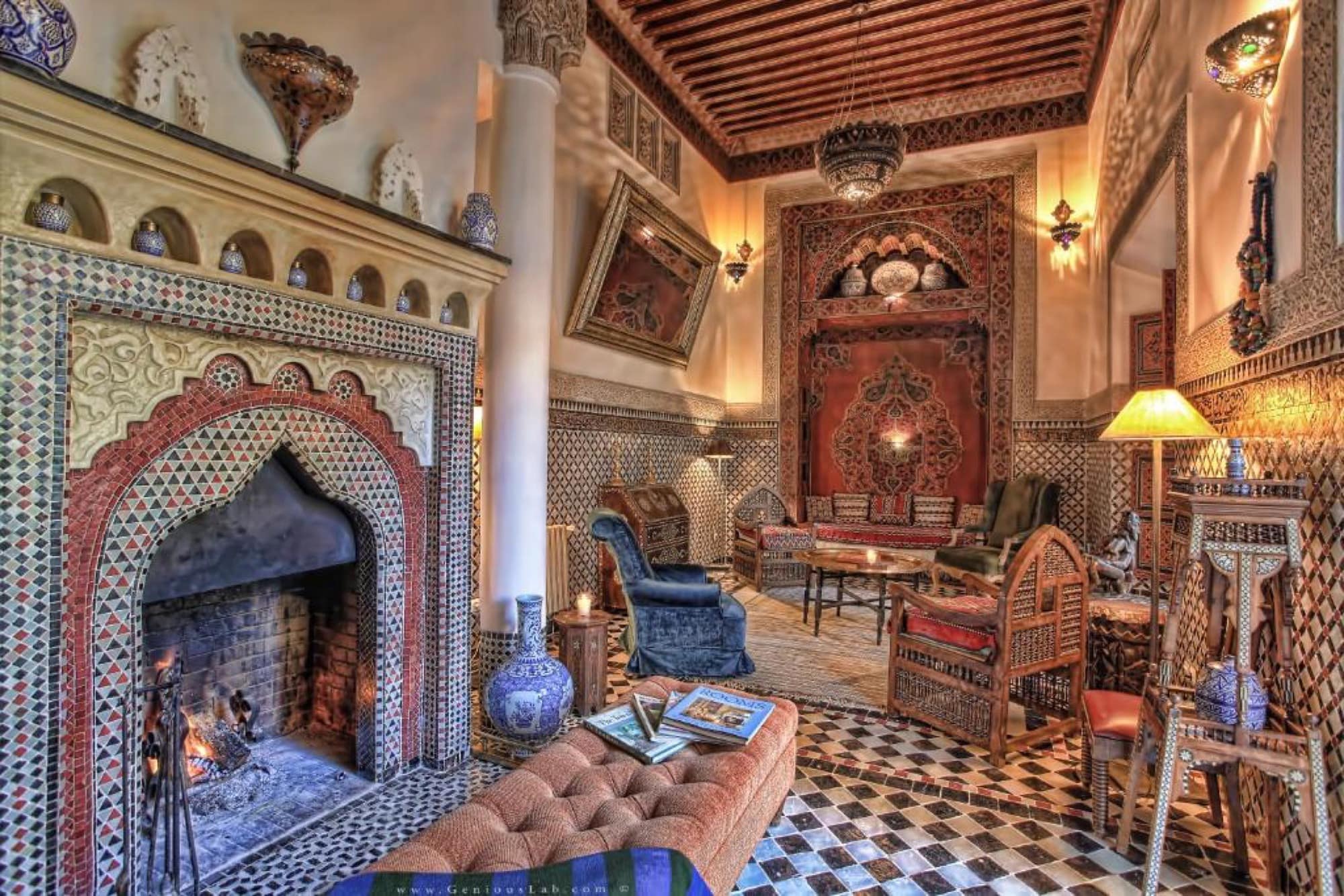 Le salon à cheminée, murs de zellige et plafond de cèdre peint