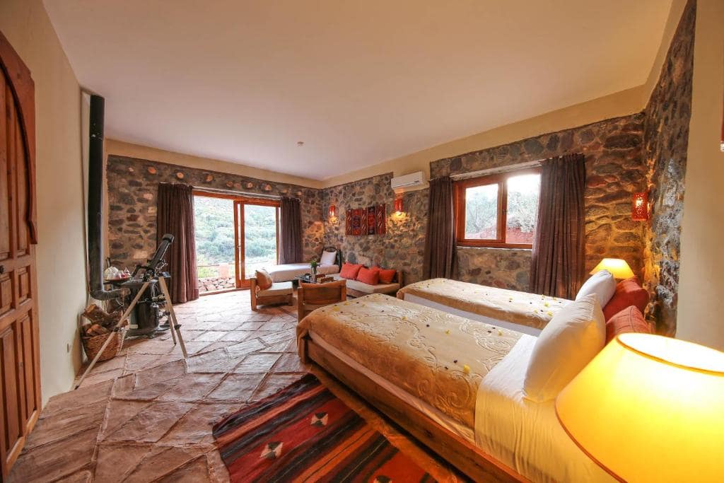 Chambre en pierre avec télescope et poêle à bois