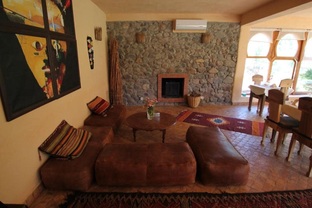 Petit-déjeuner en terrasse au-dessus du lit de l'oued