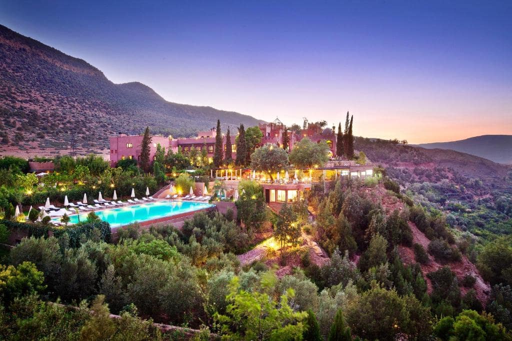 La kasbah sur son éperon, à la tombée du jour