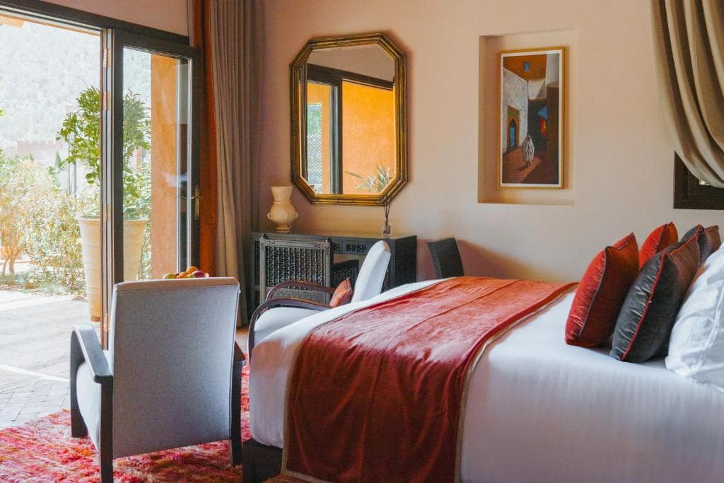 Une chambre, tapis berbères et baie sur la montagne
