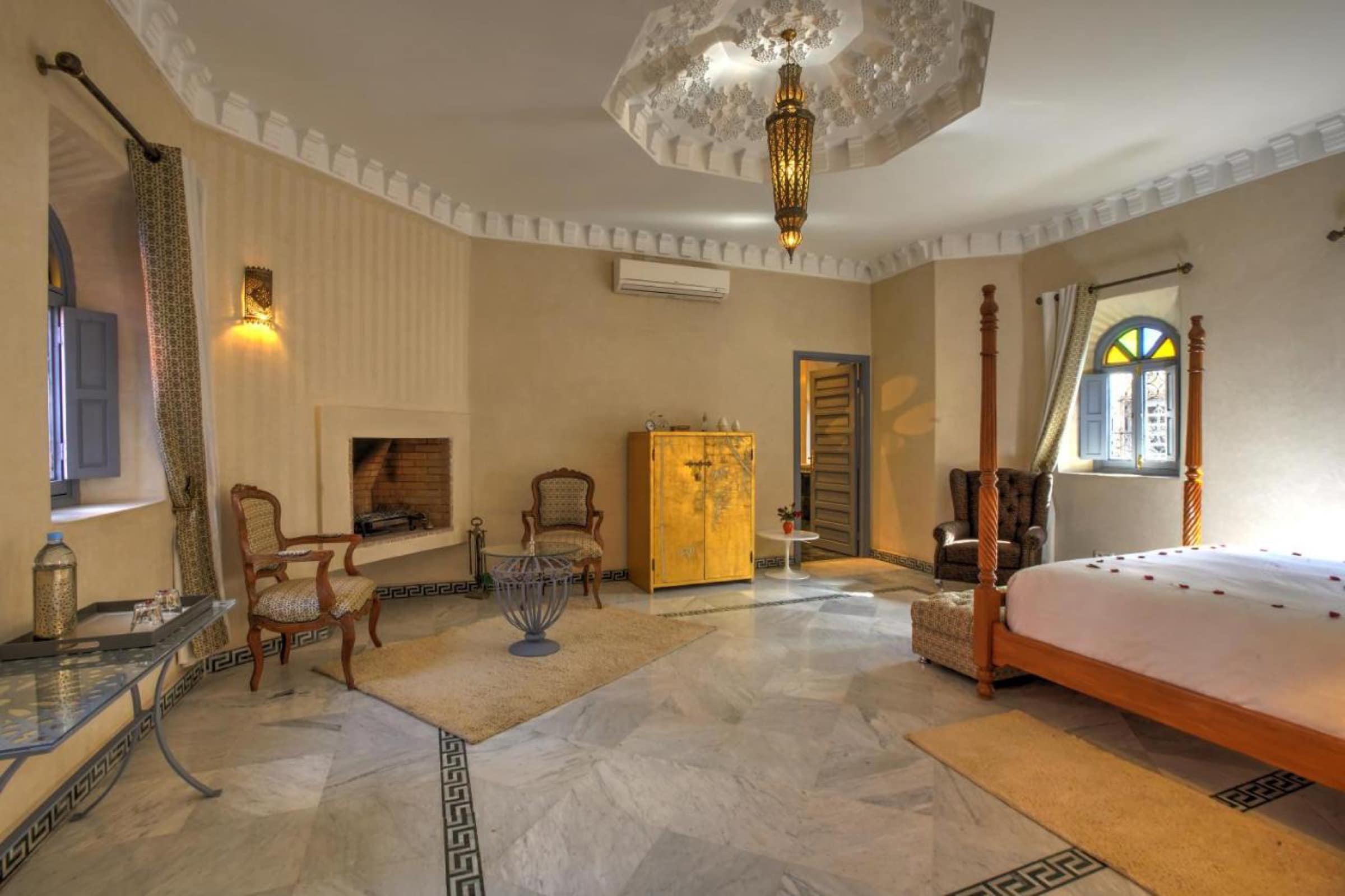 Une suite à cheminée et lit à baldaquin, sol de marbre