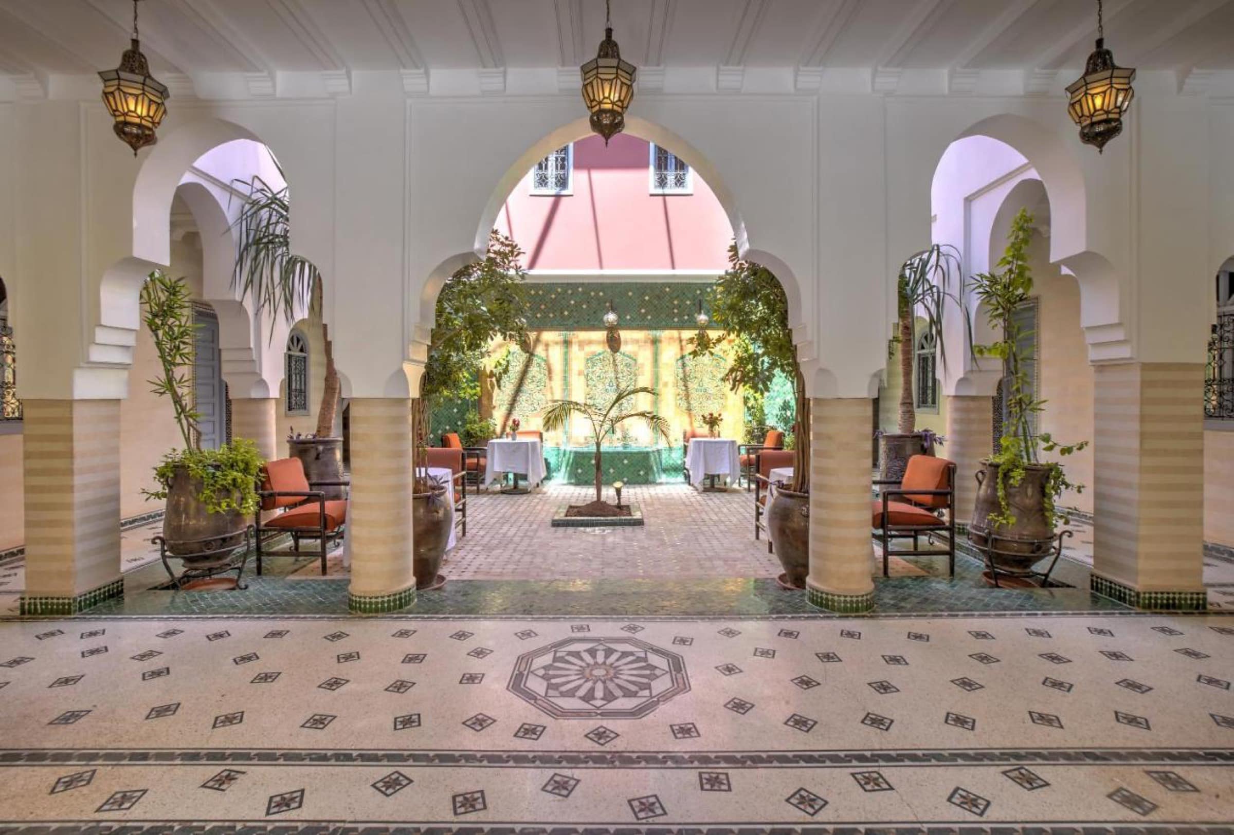 Le second patio, galeries à arcades et zellige vert