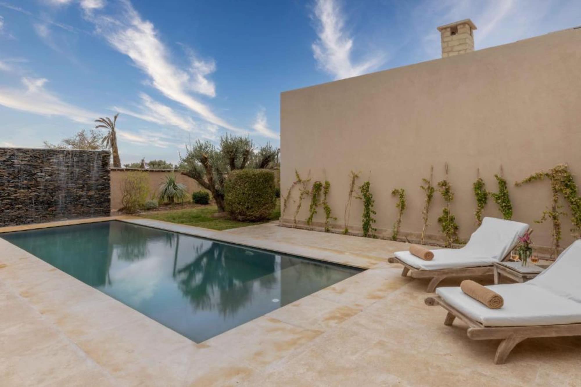 Une piscine privée bordée d'oliviers, à l'écart