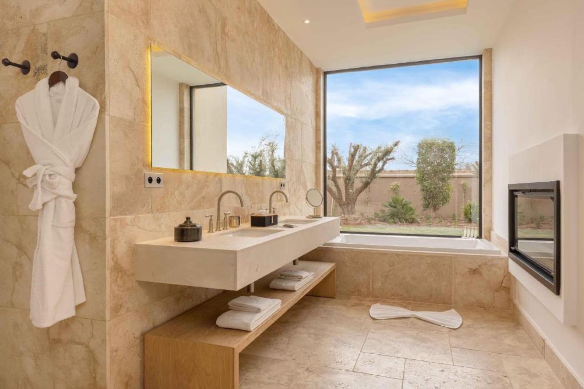 Salle de bains de marbre, baignoire face au jardin