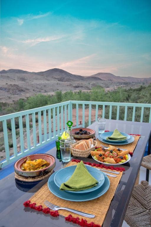 La table dressée sur la terrasse, face à la vallée