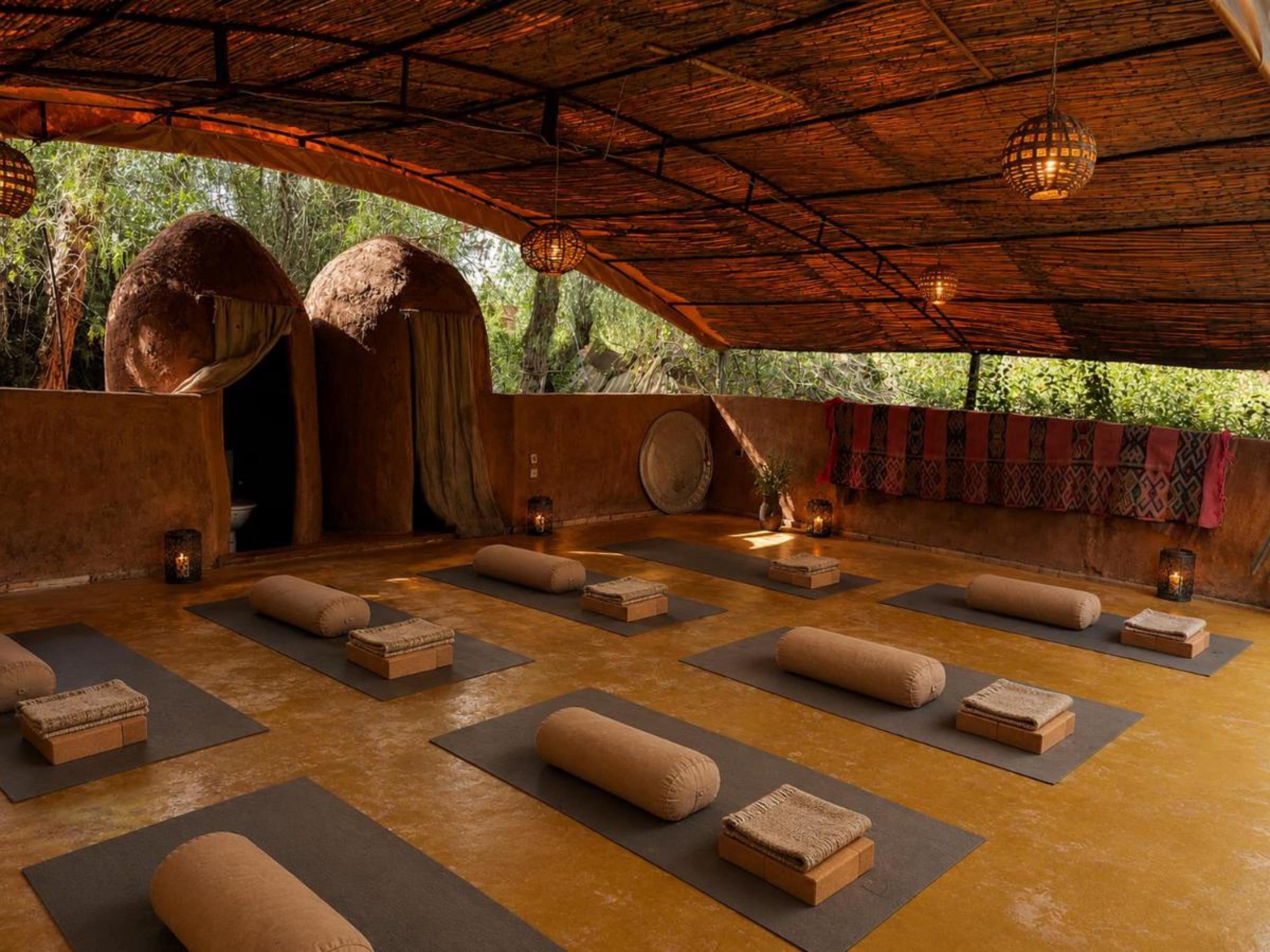La salle de yoga en pisé, sous charpente de roseaux