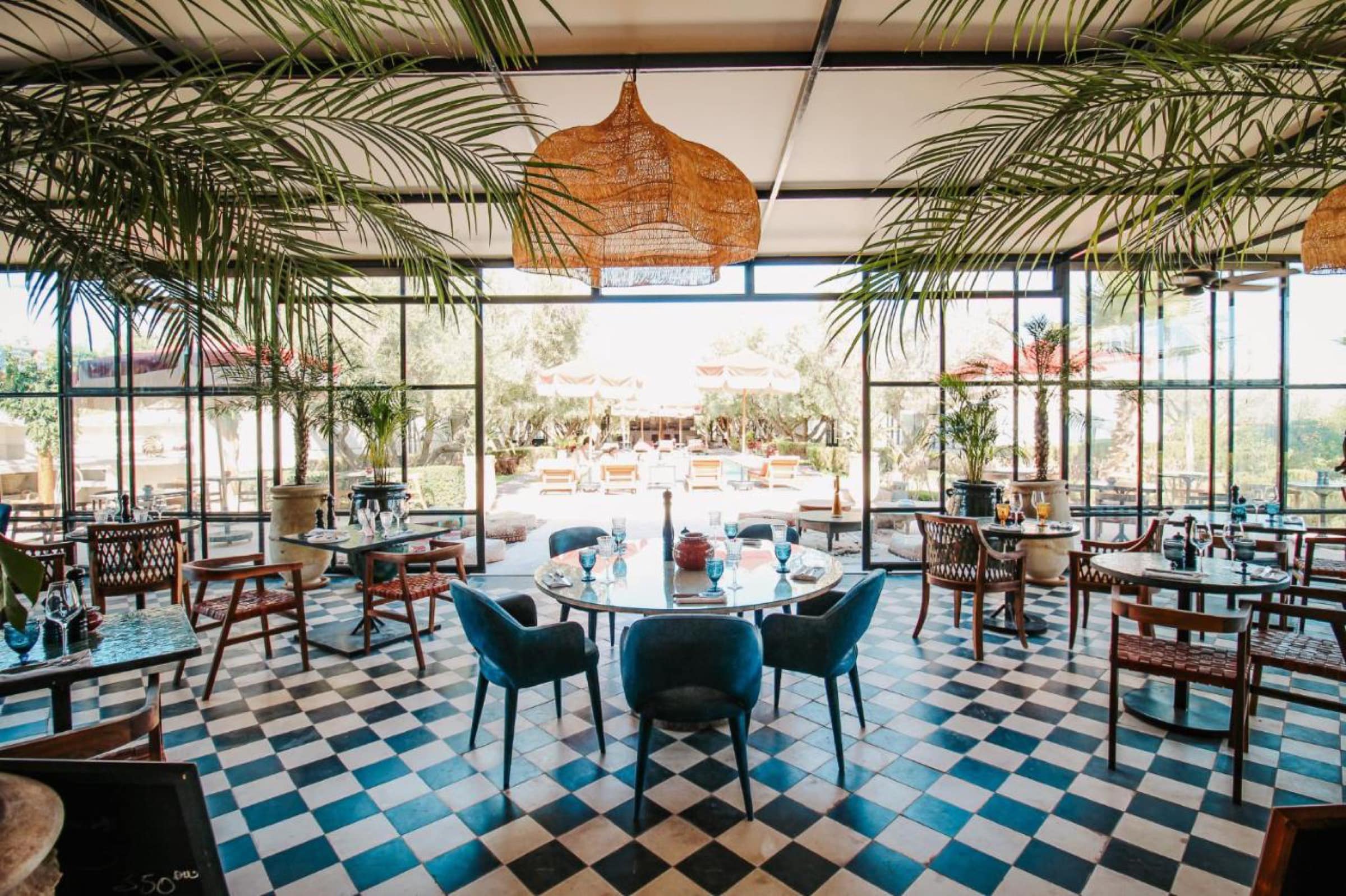 La véranda du restaurant, sol en damier et palmiers