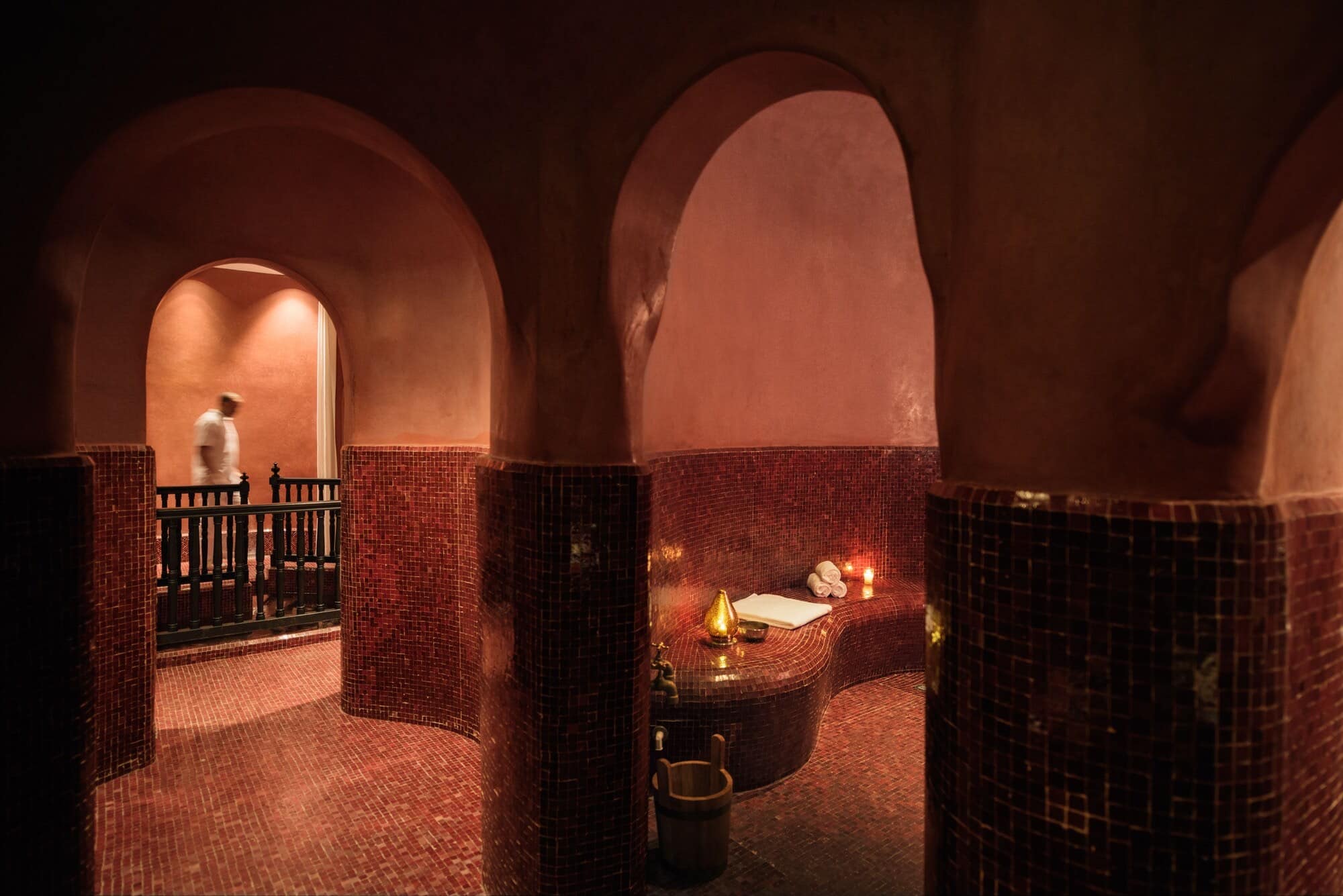 Le hammam du spa, voûtes et zellige rouge sombre
