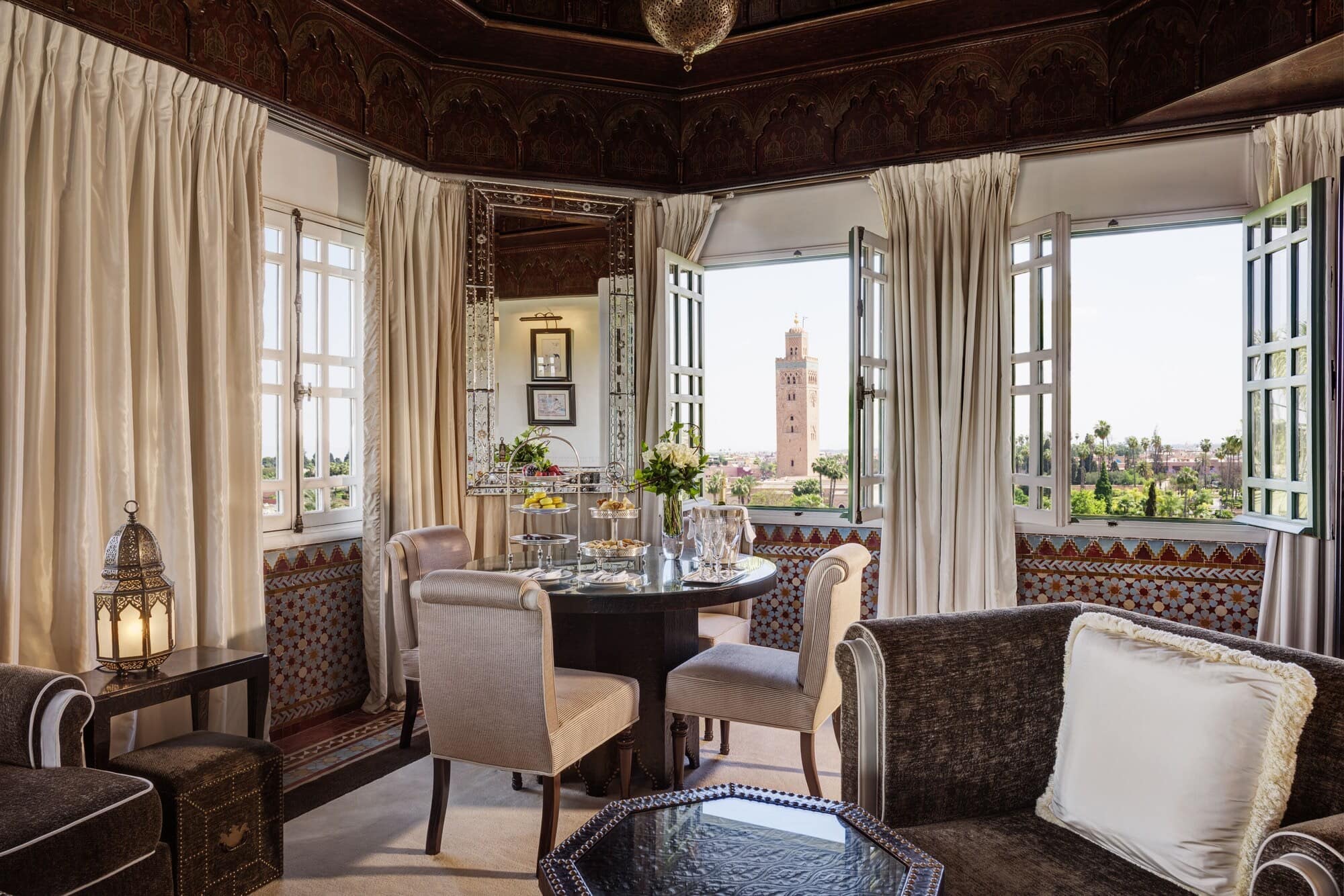 Un salon de suite ouvert sur le minaret de la Koutoubia