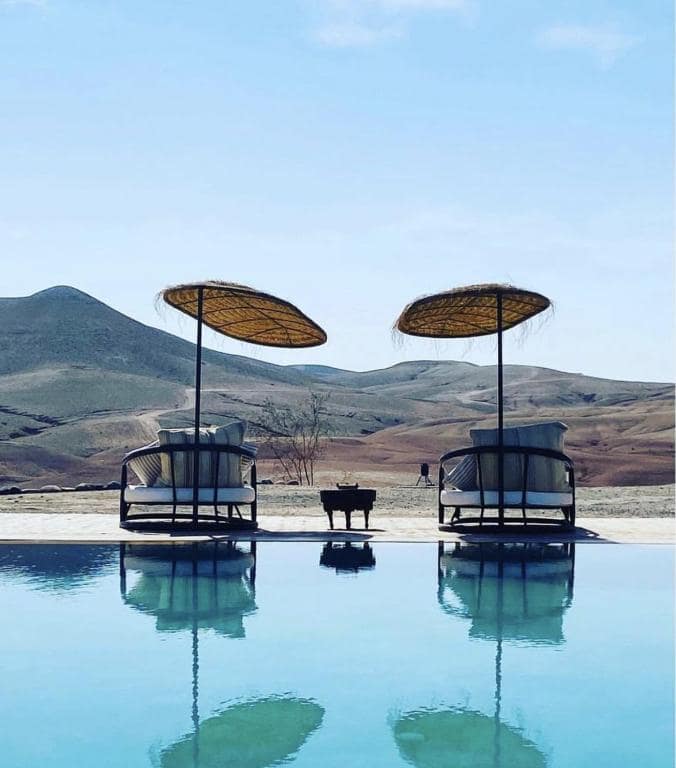 Piscine d'un camp d'Agafay, face aux collines.
