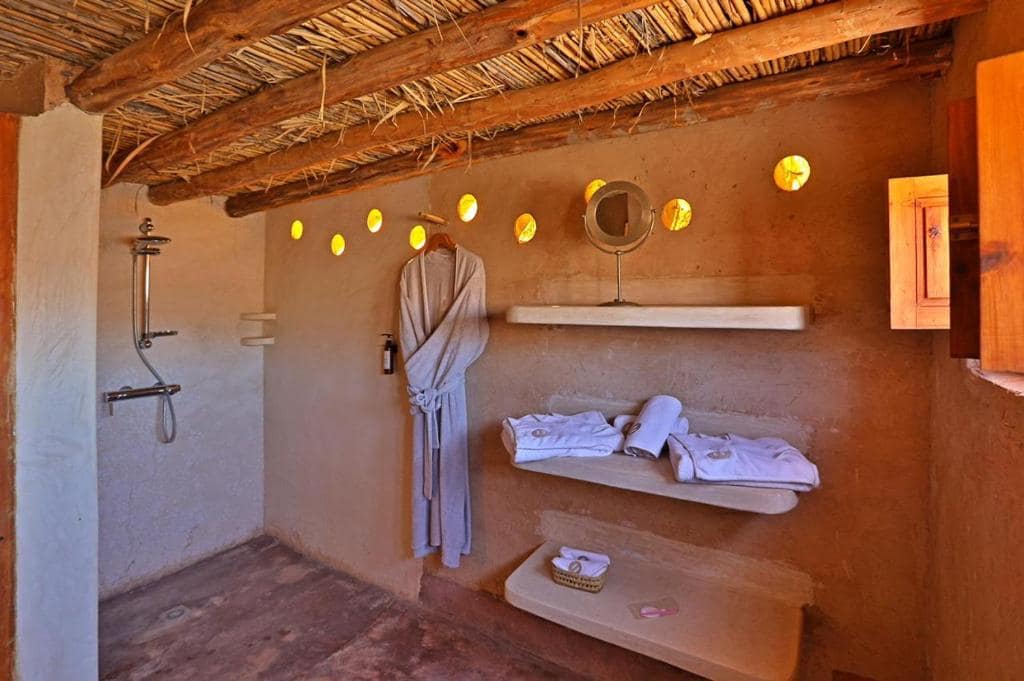 Salle d'eau en terre crue, éclairée aux bougies