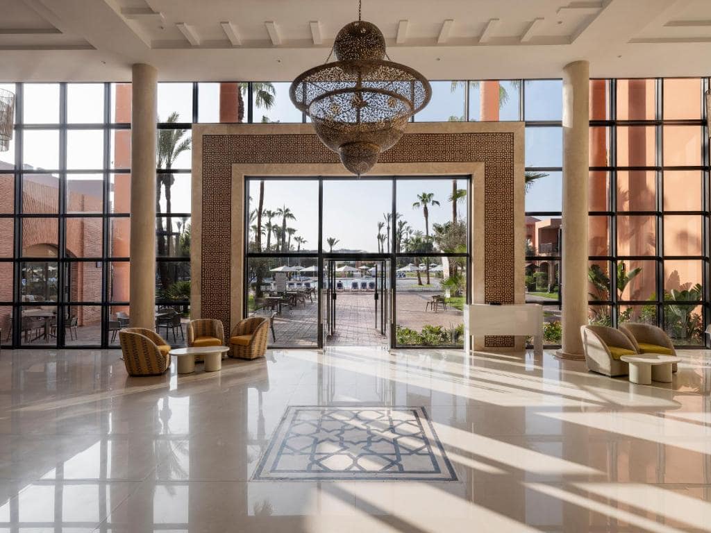 Le hall, sous lustre et double hauteur