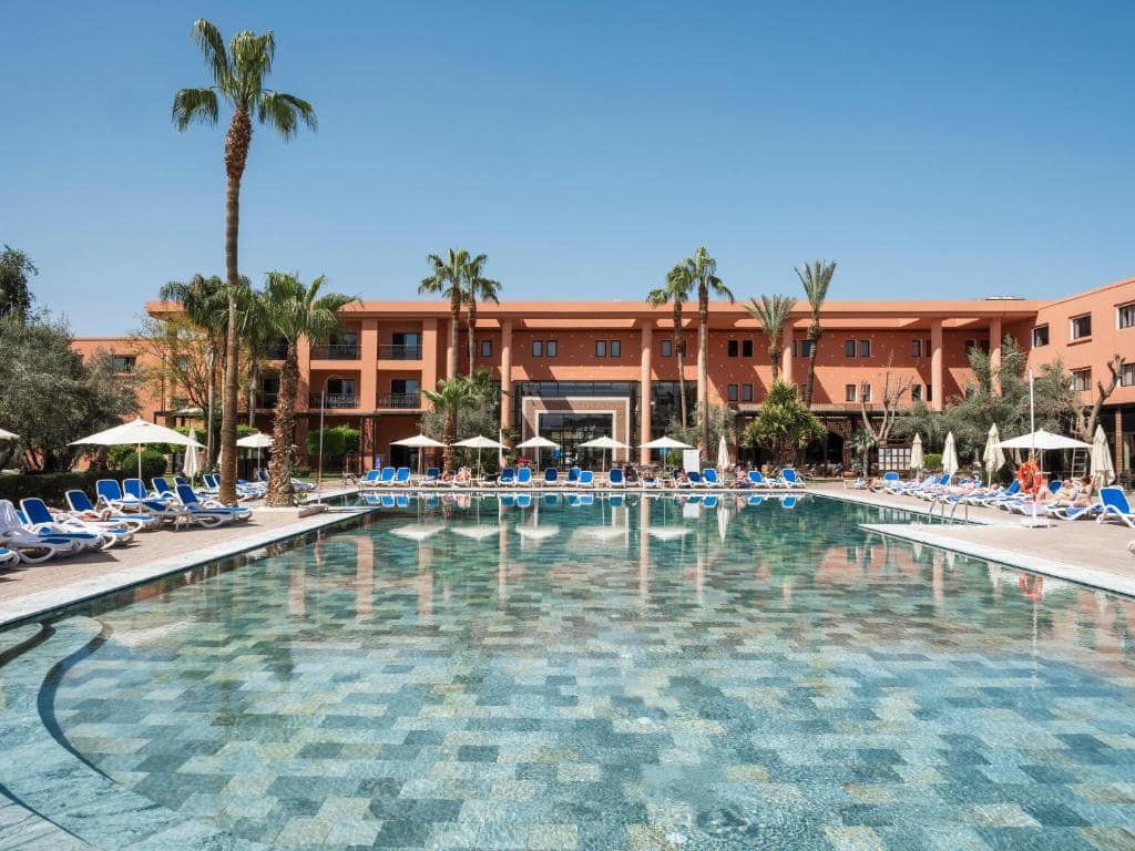 La grande piscine et le bâtiment ocre