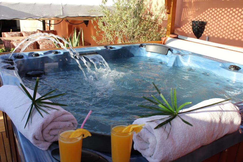 Le jacuzzi de la terrasse, jus d'orange au bord