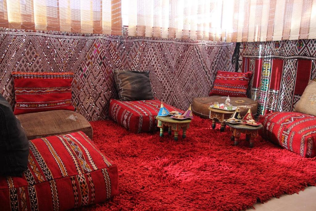 Le salon berbère, tapis et coussins tissés