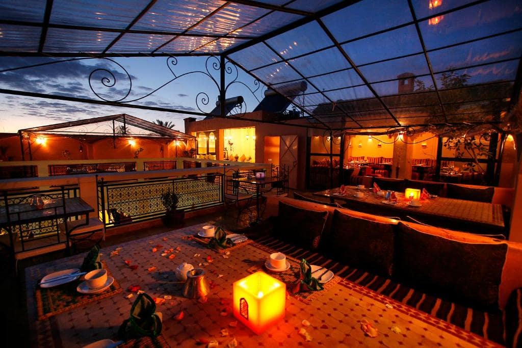 La terrasse couverte, dressée pour le dîner au couchant