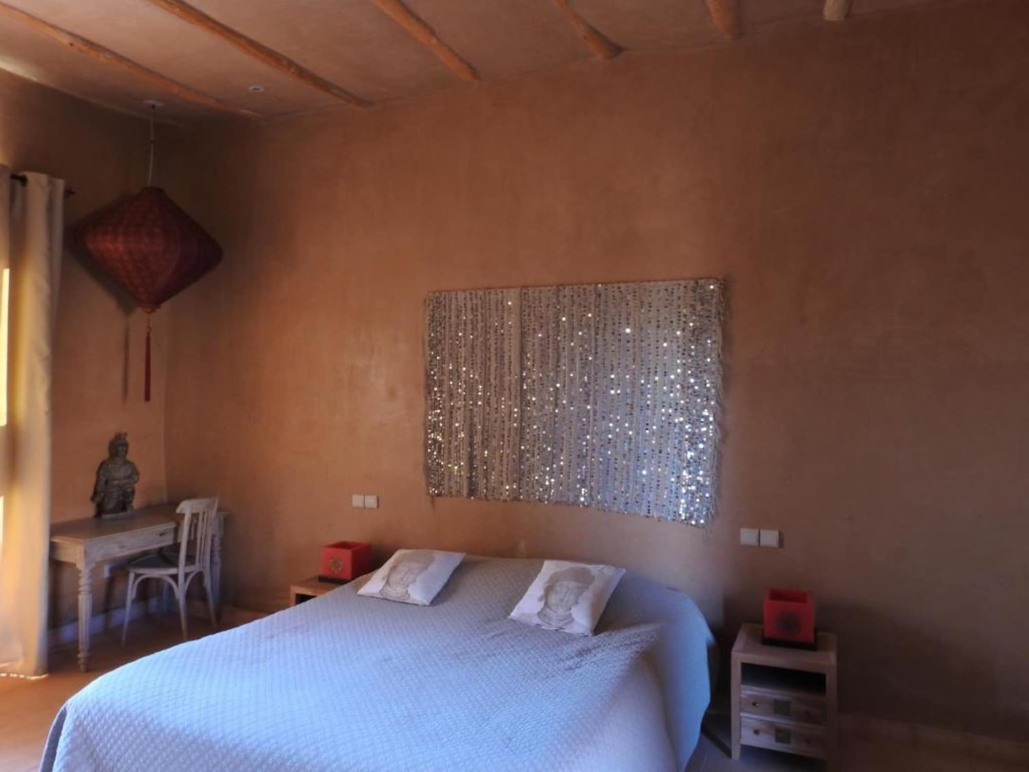 Une chambre en pisé, fraîche l'été sans climatisation lourde