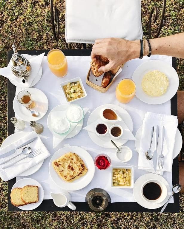 Le petit-déjeuner servi dehors, sur l'herbe