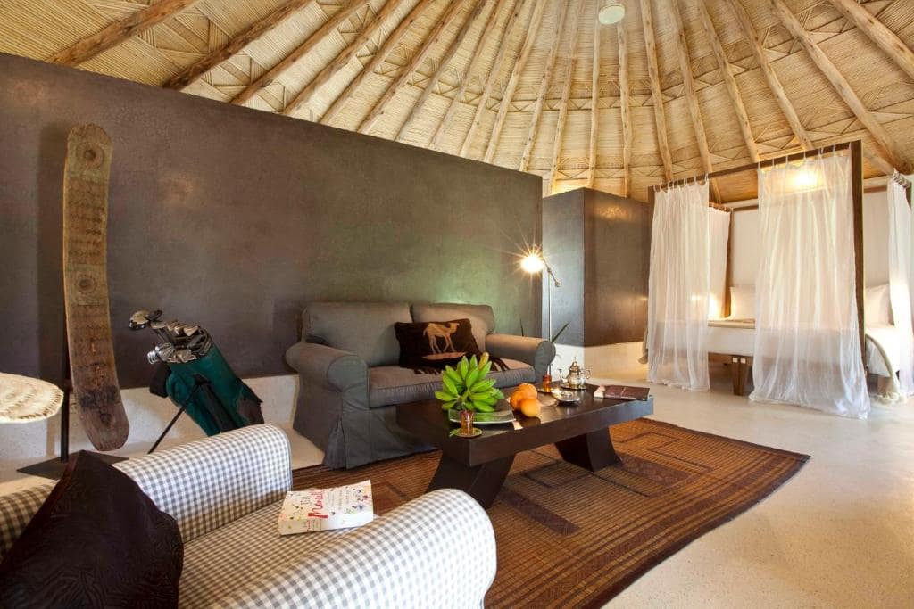 Le salon d'un lodge, sous la charpente de roseaux