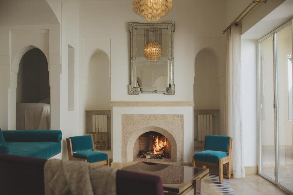 Le salon d'un pavillon, cheminée allumée l'hiver