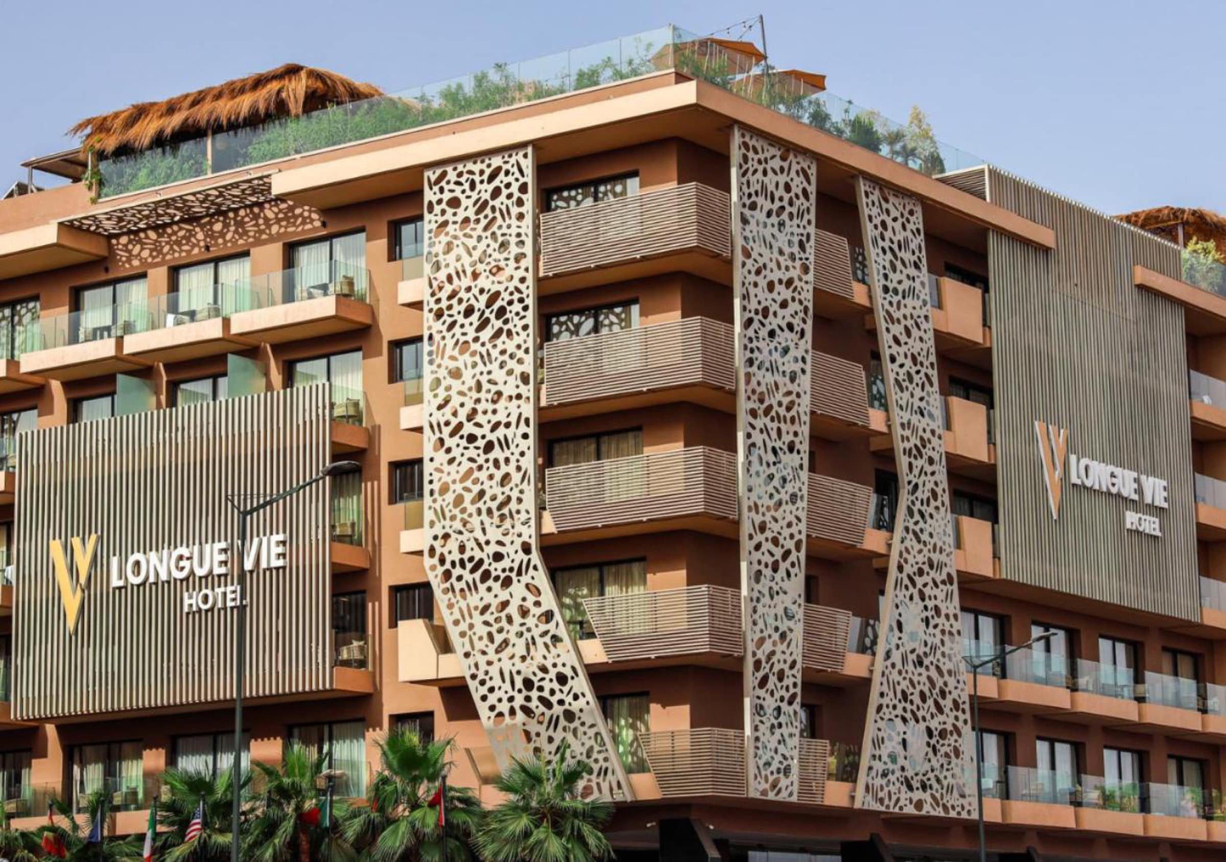 La façade contemporaine et ses panneaux ajourés, avenue Hassan II